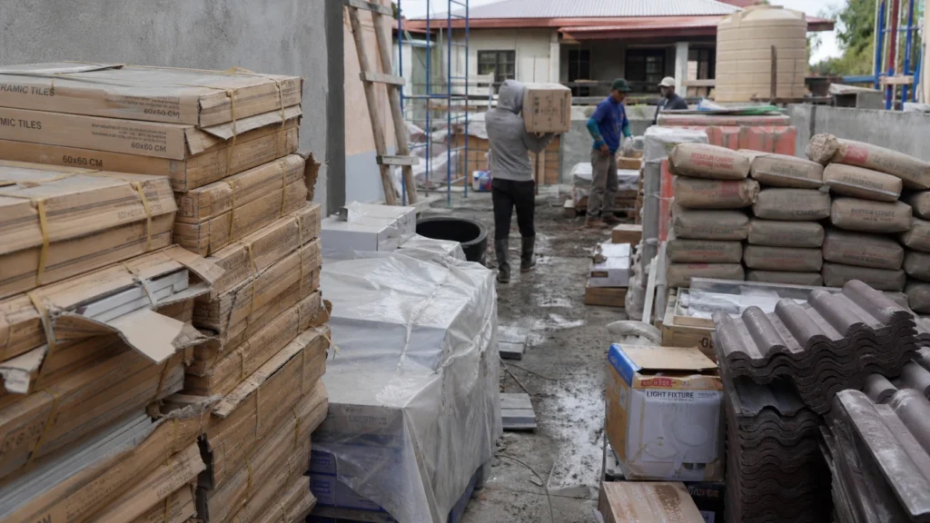 Materiais comprados cedo demais ocupando espaço e correndo risco de dano no canteiro de obra.